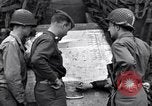 Standbild USA Offiziere Saint Lo Frankreich, 1944, aus Sekunde 59 historischem Filmmaterial Videoclip 65675027624