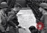 Standbild USA Offiziere Saint Lo Frankreich, 1944, aus Sekunde 60 historischem Filmmaterial Videoclip 65675027624