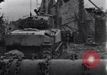Standbild amerikanische Panzer auf den Straßen von St Lo Saint Lo Frankreich, 1944, aus Sekunde 3 historischem Filmmaterial Videoclip 65675027626