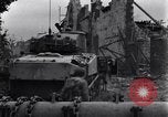 Standbild amerikanische Panzer auf den Straßen von St Lo Saint Lo Frankreich, 1944, aus Sekunde 5 historischem Filmmaterial Videoclip 65675027626