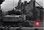 Standbild amerikanische Panzer auf den Straßen von St Lo Saint Lo Frankreich, 1944, aus Sekunde 6 historischem Filmmaterial Videoclip 65675027626