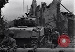 Standbild amerikanische Panzer auf den Straßen von St Lo Saint Lo Frankreich, 1944, aus Sekunde 7 historischem Filmmaterial Videoclip 65675027626