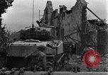Standbild amerikanische Panzer auf den Straßen von St Lo Saint Lo Frankreich, 1944, aus Sekunde 8 historischem Filmmaterial Videoclip 65675027626