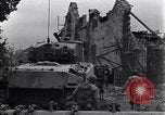 Standbild amerikanische Panzer auf den Straßen von St Lo Saint Lo Frankreich, 1944, aus Sekunde 9 historischem Filmmaterial Videoclip 65675027626