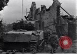Standbild amerikanische Panzer auf den Straßen von St Lo Saint Lo Frankreich, 1944, aus Sekunde 10 historischem Filmmaterial Videoclip 65675027626