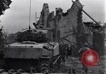 Standbild amerikanische Panzer auf den Straßen von St Lo Saint Lo Frankreich, 1944, aus Sekunde 11 historischem Filmmaterial Videoclip 65675027626