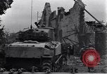 Standbild amerikanische Panzer auf den Straßen von St Lo Saint Lo Frankreich, 1944, aus Sekunde 12 historischem Filmmaterial Videoclip 65675027626