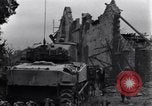 Standbild amerikanische Panzer auf den Straßen von St Lo Saint Lo Frankreich, 1944, aus Sekunde 13 historischem Filmmaterial Videoclip 65675027626