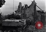 Standbild amerikanische Panzer auf den Straßen von St Lo Saint Lo Frankreich, 1944, aus Sekunde 14 historischem Filmmaterial Videoclip 65675027626