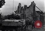 Standbild amerikanische Panzer auf den Straßen von St Lo Saint Lo Frankreich, 1944, aus Sekunde 15 historischem Filmmaterial Videoclip 65675027626