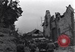 Standbild amerikanische Panzer auf den Straßen von St Lo Saint Lo Frankreich, 1944, aus Sekunde 16 historischem Filmmaterial Videoclip 65675027626