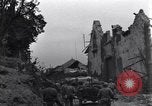 Standbild amerikanische Panzer auf den Straßen von St Lo Saint Lo Frankreich, 1944, aus Sekunde 17 historischem Filmmaterial Videoclip 65675027626