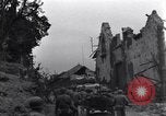Standbild amerikanische Panzer auf den Straßen von St Lo Saint Lo Frankreich, 1944, aus Sekunde 18 historischem Filmmaterial Videoclip 65675027626