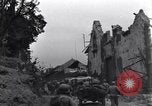 Standbild amerikanische Panzer auf den Straßen von St Lo Saint Lo Frankreich, 1944, aus Sekunde 19 historischem Filmmaterial Videoclip 65675027626