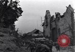 Standbild amerikanische Panzer auf den Straßen von St Lo Saint Lo Frankreich, 1944, aus Sekunde 20 historischem Filmmaterial Videoclip 65675027626