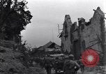 Standbild amerikanische Panzer auf den Straßen von St Lo Saint Lo Frankreich, 1944, aus Sekunde 21 historischem Filmmaterial Videoclip 65675027626