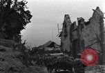 Standbild amerikanische Panzer auf den Straßen von St Lo Saint Lo Frankreich, 1944, aus Sekunde 22 historischem Filmmaterial Videoclip 65675027626