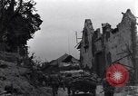 Standbild amerikanische Panzer auf den Straßen von St Lo Saint Lo Frankreich, 1944, aus Sekunde 24 historischem Filmmaterial Videoclip 65675027626