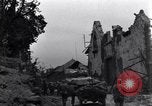 Standbild amerikanische Panzer auf den Straßen von St Lo Saint Lo Frankreich, 1944, aus Sekunde 25 historischem Filmmaterial Videoclip 65675027626