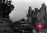 Standbild amerikanische Panzer auf den Straßen von St Lo Saint Lo Frankreich, 1944, aus Sekunde 26 historischem Filmmaterial Videoclip 65675027626