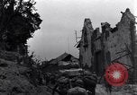 Standbild amerikanische Panzer auf den Straßen von St Lo Saint Lo Frankreich, 1944, aus Sekunde 27 historischem Filmmaterial Videoclip 65675027626
