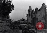 Standbild amerikanische Panzer auf den Straßen von St Lo Saint Lo Frankreich, 1944, aus Sekunde 28 historischem Filmmaterial Videoclip 65675027626
