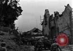 Standbild amerikanische Panzer auf den Straßen von St Lo Saint Lo Frankreich, 1944, aus Sekunde 29 historischem Filmmaterial Videoclip 65675027626
