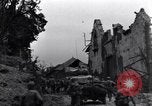 Standbild amerikanische Panzer auf den Straßen von St Lo Saint Lo Frankreich, 1944, aus Sekunde 30 historischem Filmmaterial Videoclip 65675027626