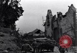 Standbild amerikanische Panzer auf den Straßen von St Lo Saint Lo Frankreich, 1944, aus Sekunde 31 historischem Filmmaterial Videoclip 65675027626