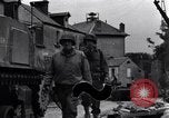 Standbild amerikanische Panzer auf den Straßen von St Lo Saint Lo Frankreich, 1944, aus Sekunde 32 historischem Filmmaterial Videoclip 65675027626