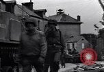 Standbild amerikanische Panzer auf den Straßen von St Lo Saint Lo Frankreich, 1944, aus Sekunde 33 historischem Filmmaterial Videoclip 65675027626