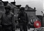 Standbild amerikanische Panzer auf den Straßen von St Lo Saint Lo Frankreich, 1944, aus Sekunde 34 historischem Filmmaterial Videoclip 65675027626