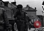 Standbild amerikanische Panzer auf den Straßen von St Lo Saint Lo Frankreich, 1944, aus Sekunde 35 historischem Filmmaterial Videoclip 65675027626