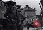 Standbild amerikanische Panzer auf den Straßen von St Lo Saint Lo Frankreich, 1944, aus Sekunde 36 historischem Filmmaterial Videoclip 65675027626