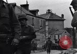 Standbild amerikanische Panzer auf den Straßen von St Lo Saint Lo Frankreich, 1944, aus Sekunde 37 historischem Filmmaterial Videoclip 65675027626