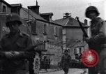 Standbild amerikanische Panzer auf den Straßen von St Lo Saint Lo Frankreich, 1944, aus Sekunde 38 historischem Filmmaterial Videoclip 65675027626
