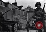 Standbild amerikanische Panzer auf den Straßen von St Lo Saint Lo Frankreich, 1944, aus Sekunde 39 historischem Filmmaterial Videoclip 65675027626