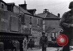 Standbild amerikanische Panzer auf den Straßen von St Lo Saint Lo Frankreich, 1944, aus Sekunde 40 historischem Filmmaterial Videoclip 65675027626