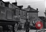 Standbild amerikanische Panzer auf den Straßen von St Lo Saint Lo Frankreich, 1944, aus Sekunde 41 historischem Filmmaterial Videoclip 65675027626