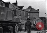 Standbild amerikanische Panzer auf den Straßen von St Lo Saint Lo Frankreich, 1944, aus Sekunde 42 historischem Filmmaterial Videoclip 65675027626
