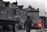 Standbild amerikanische Panzer auf den Straßen von St Lo Saint Lo Frankreich, 1944, aus Sekunde 43 historischem Filmmaterial Videoclip 65675027626