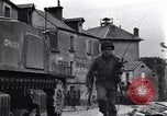Standbild amerikanische Panzer auf den Straßen von St Lo Saint Lo Frankreich, 1944, aus Sekunde 44 historischem Filmmaterial Videoclip 65675027626