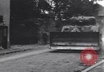 Standbild amerikanische Panzer auf den Straßen von St Lo Saint Lo Frankreich, 1944, aus Sekunde 45 historischem Filmmaterial Videoclip 65675027626