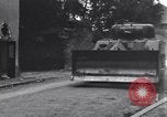 Standbild amerikanische Panzer auf den Straßen von St Lo Saint Lo Frankreich, 1944, aus Sekunde 46 historischem Filmmaterial Videoclip 65675027626