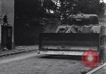 Standbild amerikanische Panzer auf den Straßen von St Lo Saint Lo Frankreich, 1944, aus Sekunde 47 historischem Filmmaterial Videoclip 65675027626