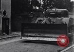 Standbild amerikanische Panzer auf den Straßen von St Lo Saint Lo Frankreich, 1944, aus Sekunde 48 historischem Filmmaterial Videoclip 65675027626