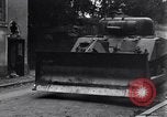 Standbild amerikanische Panzer auf den Straßen von St Lo Saint Lo Frankreich, 1944, aus Sekunde 49 historischem Filmmaterial Videoclip 65675027626
