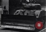 Standbild amerikanische Panzer auf den Straßen von St Lo Saint Lo Frankreich, 1944, aus Sekunde 51 historischem Filmmaterial Videoclip 65675027626