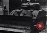 Standbild amerikanische Panzer auf den Straßen von St Lo Saint Lo Frankreich, 1944, aus Sekunde 52 historischem Filmmaterial Videoclip 65675027626