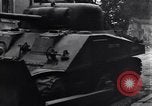Standbild amerikanische Panzer auf den Straßen von St Lo Saint Lo Frankreich, 1944, aus Sekunde 55 historischem Filmmaterial Videoclip 65675027626